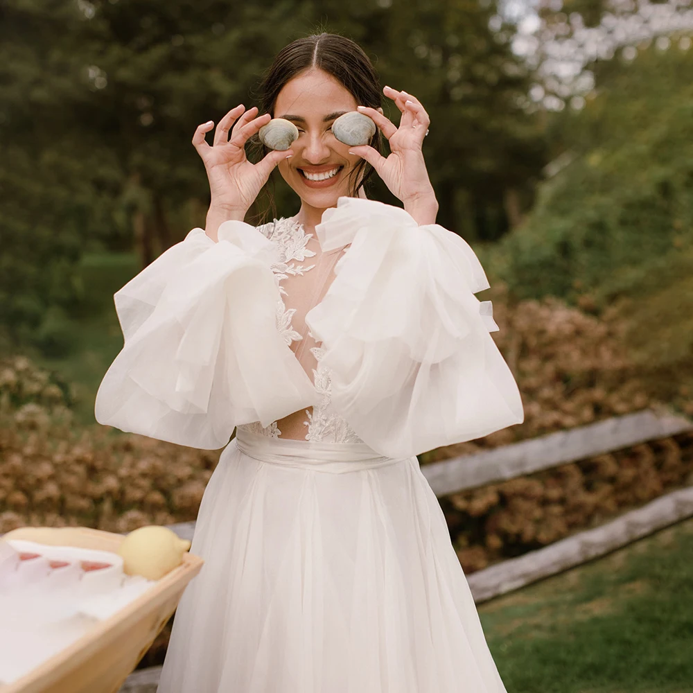 Abito da sposa con applicazioni di maniche lunghe a sbuffo rimovibili Abiti da sposa da spiaggia increspati in pizzo senza schienale in chiffon trasparente personalizzato