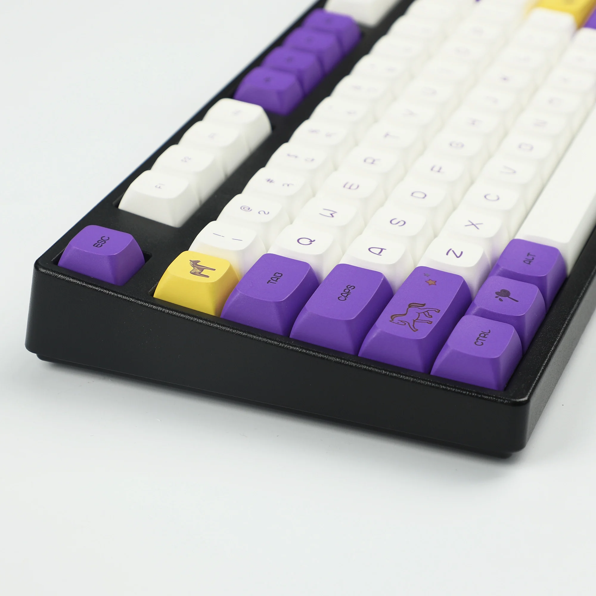 

YMDK Horse 133-клавишный краситель Sub ZDA Фиолетовый Белый PBT Колпачок для клавиатуры XDA для клавиатуры MX 104 87 61 Мелодия 96 KBD75 ID80 GK64