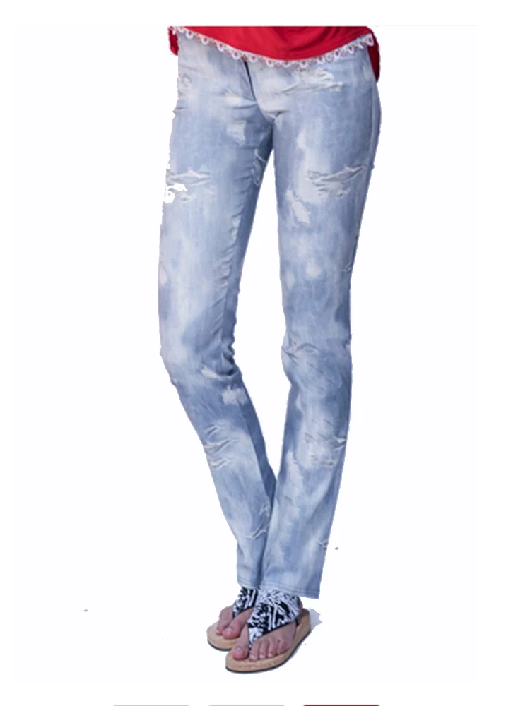 Women's jeans in light color with torn print. With zip button and side pockets.