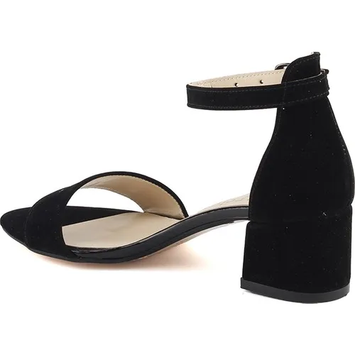 أسود جلد الغزال النساء الصنادل 2020 جديد الصيف مسطحة القاع المفتوحة تو كل مباراة مثير الرومانية بلون حجم كبير صندل كاجوال الإناث