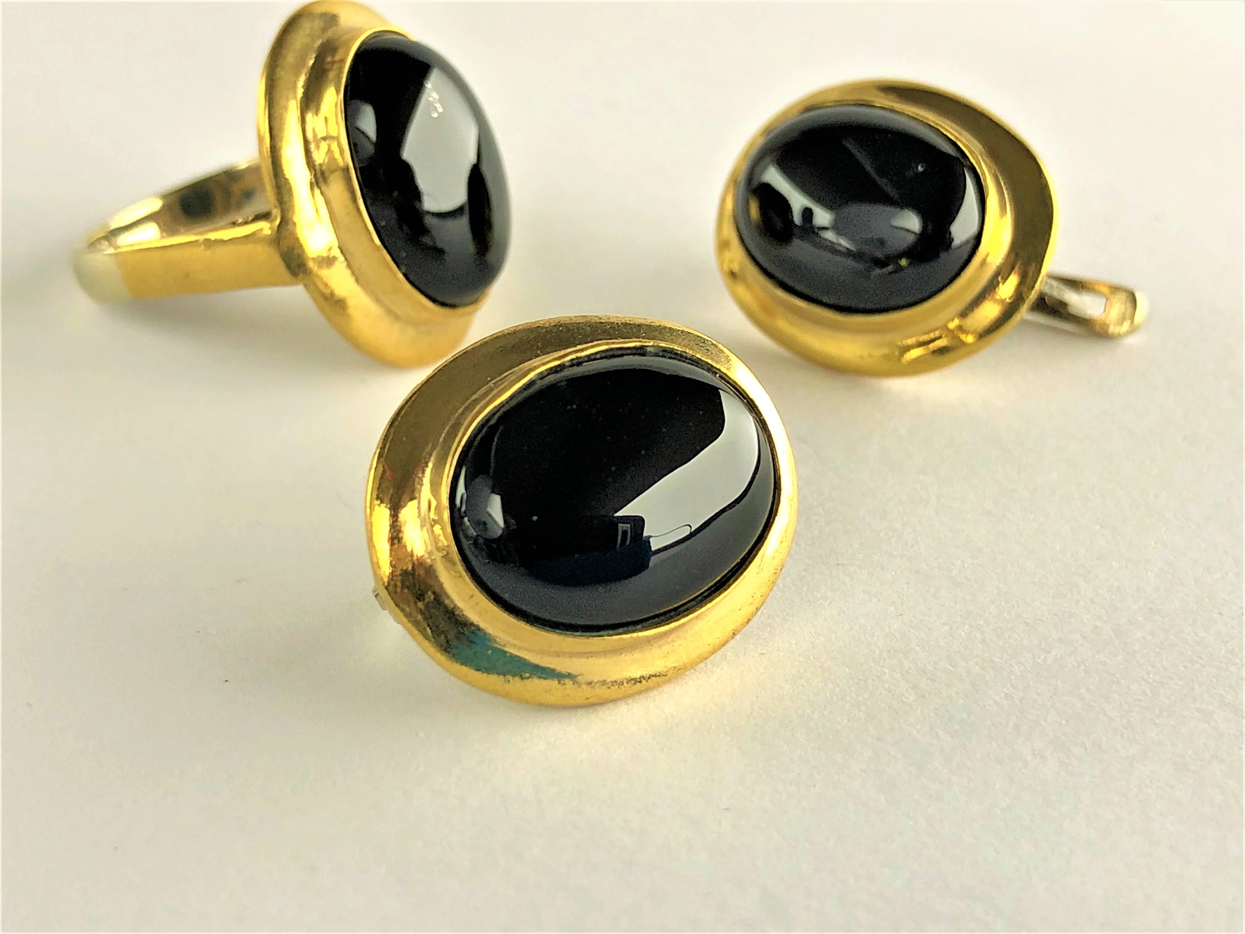 Large powder oval patterned chic stralig silver 925 ring with black  stone and gold frame