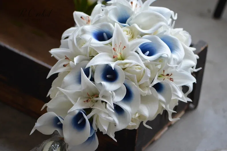 PEORCHID-Azul Royal Marfim Buquês de noiva, Mão Lírios brancos, Flores do casamento, Damas de honra, Rosas Artificiais