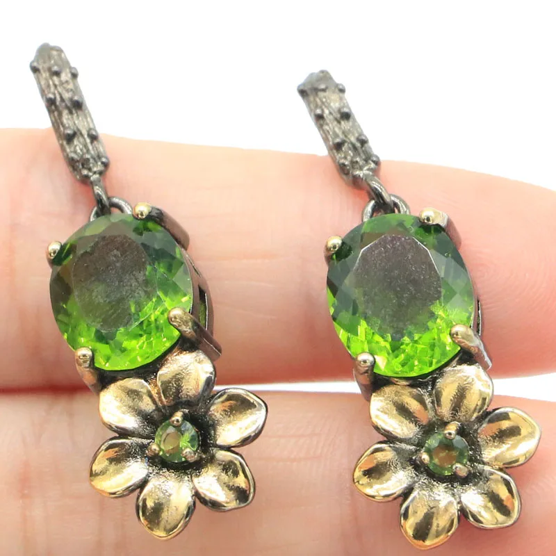 

Серьги 41x13 мм в форме винтажных цветов с темным лондонским голубым топазом, зеленым перидотом, белым сапфиром, черным золотом и серебром