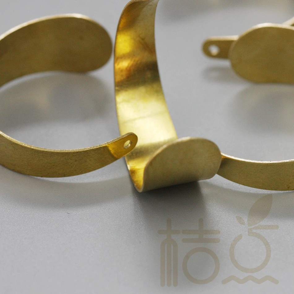 Fornecimento DIY - Componente de brinco de latão sólido banhado a premium - Curvo - 30x13mm (4006C)