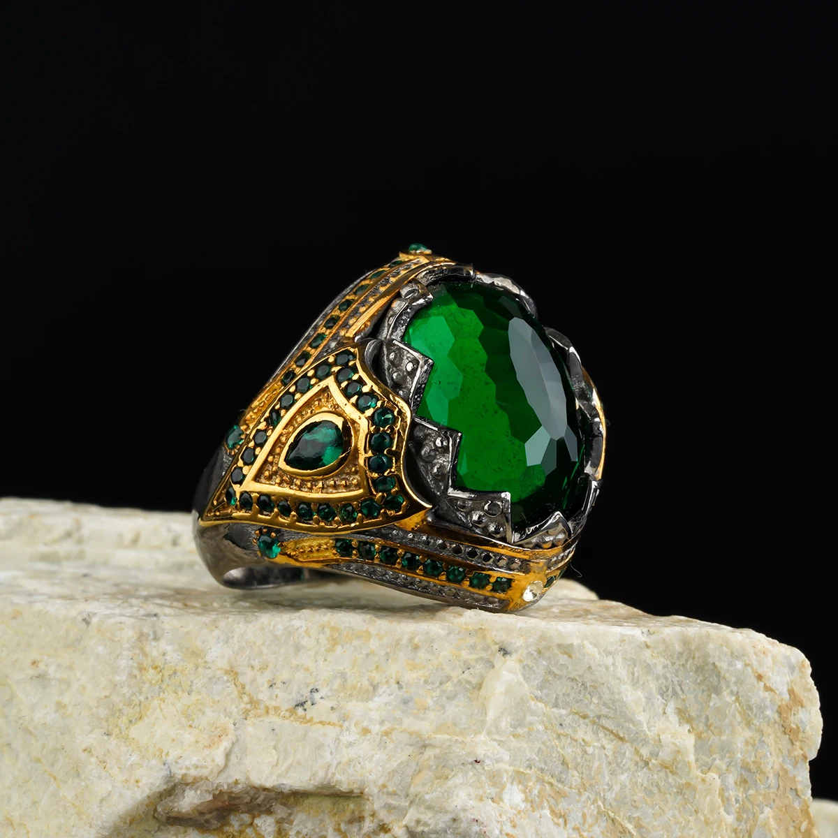 

Custom Jewelry High-quality 925 Sterling Silver Zircon stone ring green color in a luxurious way for men with gift