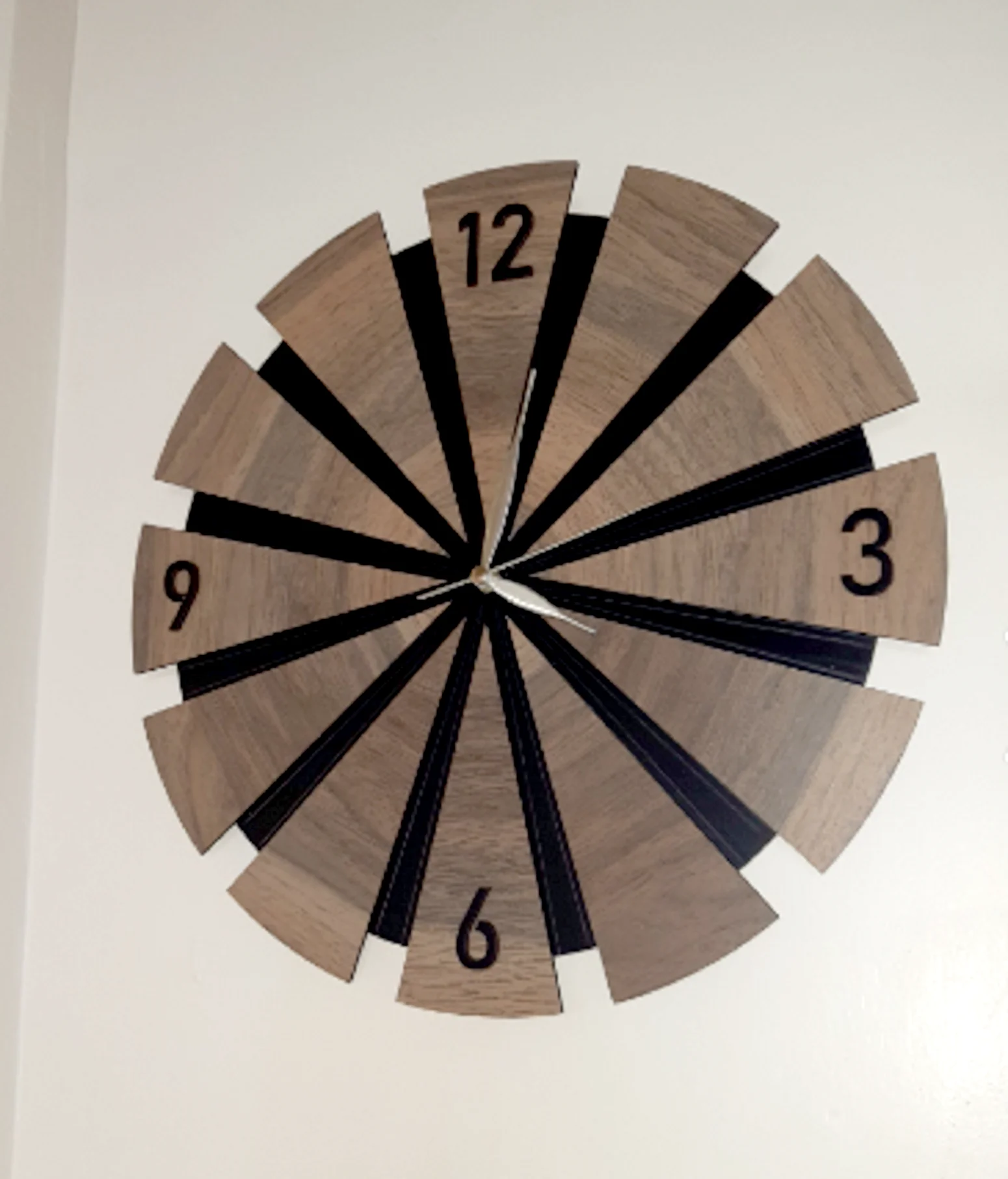 Line Graphic Wood Layer Organic Wall Clock With Silent Flowing Mechanism 40x40 Cm clock home decor wall decoration