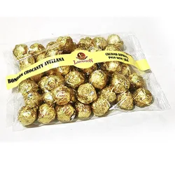 Bombon crocanti di riempimento di cacao e crema alla nocciola, mandorla crocanti copertura, copertura di cacao e di Riso gonfiato).