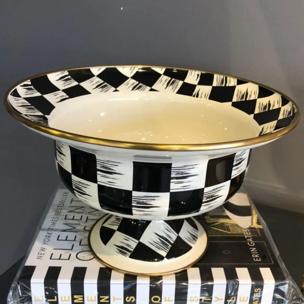 Crema y fruta con patas de esmalte a cuadros, producto de cocina moderno y de lujo, color negro