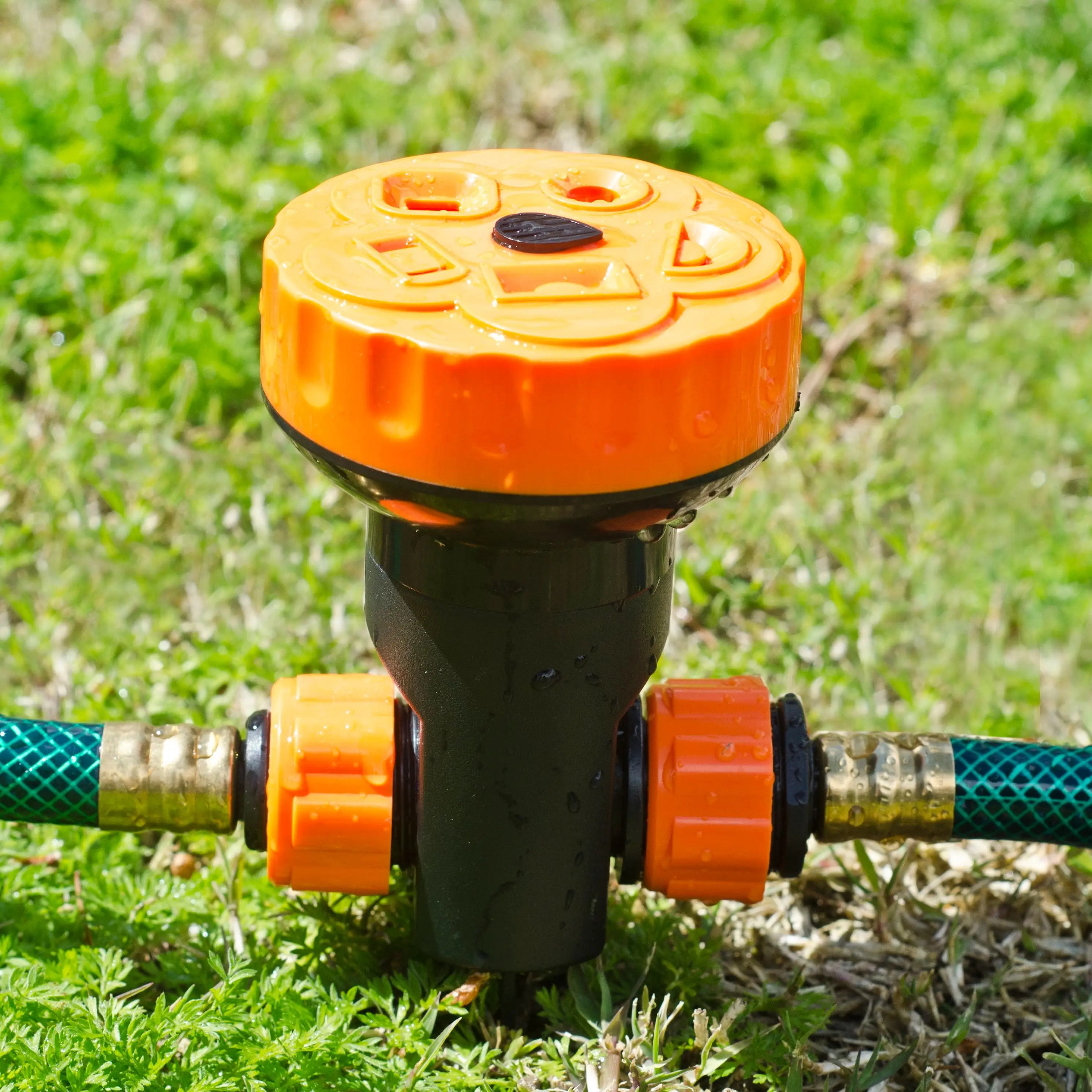 JOCCA brand portable irrigation system ADAPTABLE to any garden, with A maximum range of 30 square meters per unit and includes 5 diffusers, 3 stake sprinklers and 3 180 CM couplable hoses