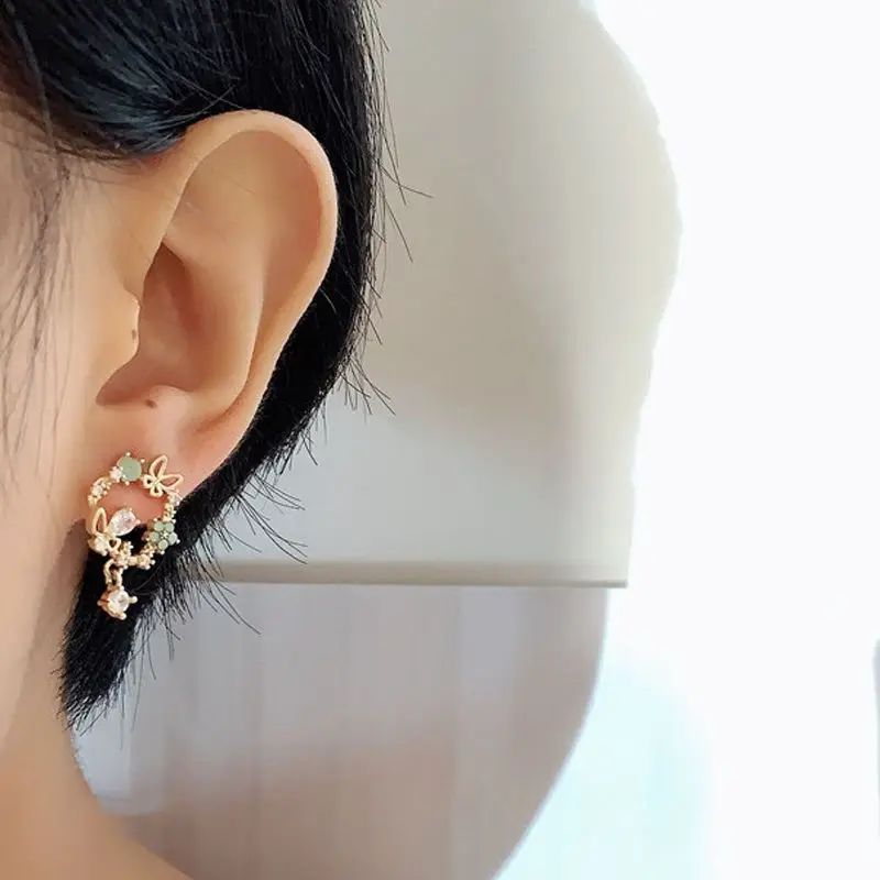 Neue koreanische hohle Kranz-Blumen-Ohrringe für Frauen, Kristall-Zirkon, süße Bienen-Schmetterlings-Ohrstecker, Hochzeits-Party-Schmuck – Detail 4