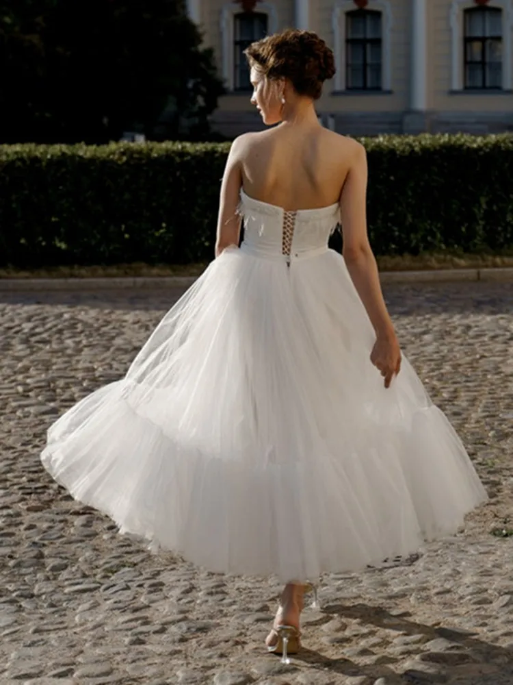 Sirene Sweetheart Mouwloze Trouwjurk Met Veren Parels Thee-Lengte Met Zachte Tule Robe De Mariée Voor Elegante Baljurk