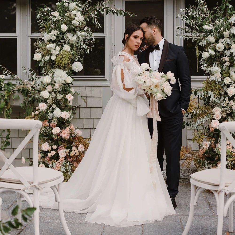 Abito da sposa con applicazioni di maniche lunghe a sbuffo rimovibili Abiti da sposa da spiaggia increspati in pizzo senza schienale in chiffon trasparente personalizzato