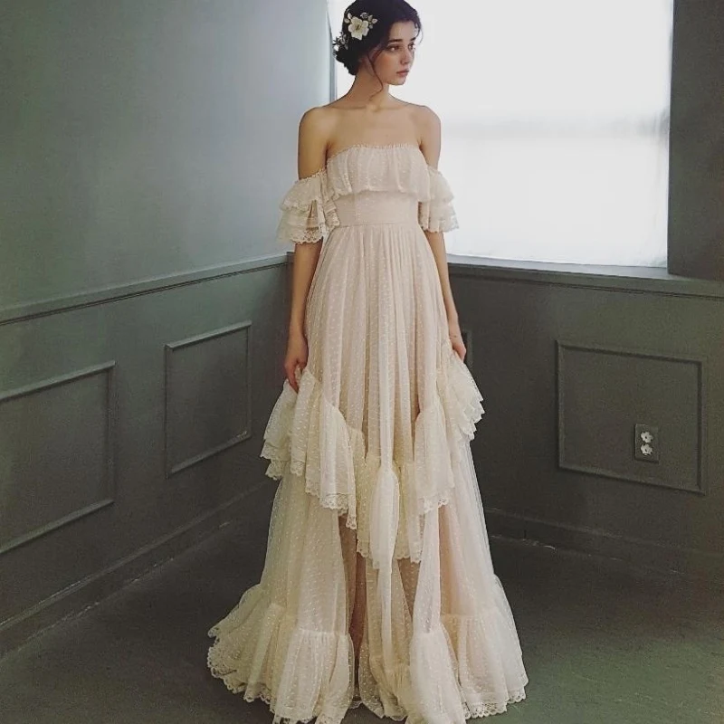 Vestido de novia personalizado con hombros descubiertos y lunares, vestido de novia de princesa victoriano rústico sin espalda con volantes de encaje escalonado