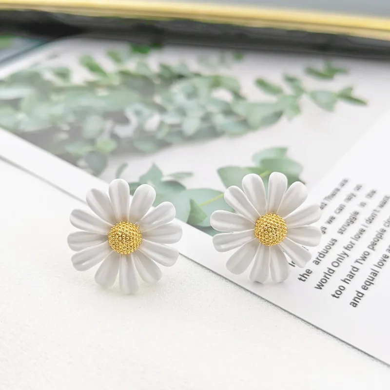 Trendy Sweet White Daisy Stud Earrings For Women Girls Korean Fashion Asymmetric Flower Earrings Travel Party Ear Jewelry