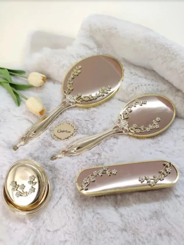 

Gold Bow Mirror Comb Set 2 STYLISH DESIGN YOUR GORGEOUS GOLD COMB SET IS A GREAT GIFT TO YOUR LOVED ONES FREE SHİPPİNG