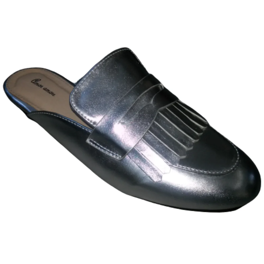 Modern design clog, flat face with fringes, lined, padded plant, cuerolite floor, closed tip.