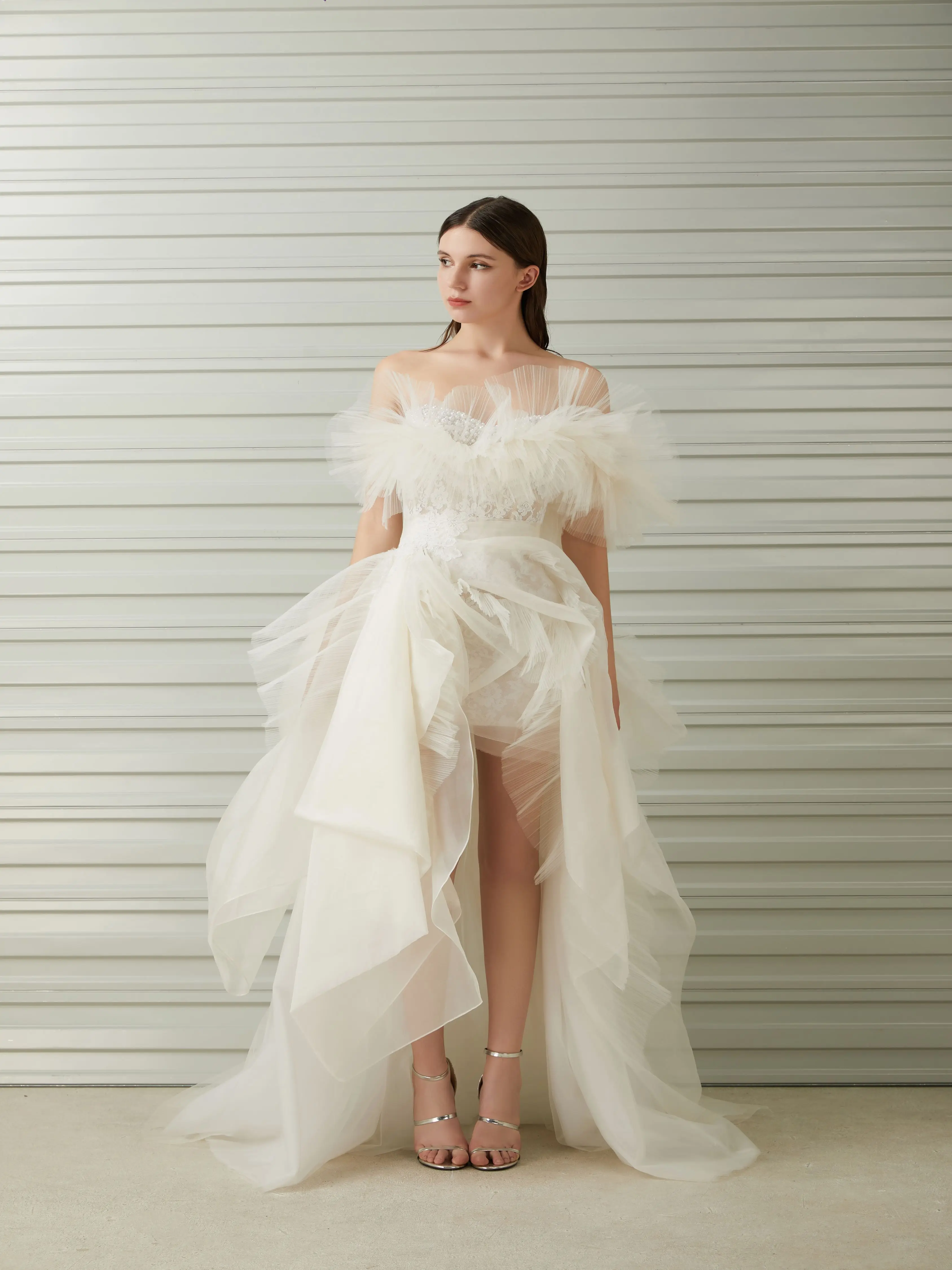 

Fashion Strapless Lace Appliques Beaded Ruffles High-low Design Wedding Dress Boho Bridal Gown