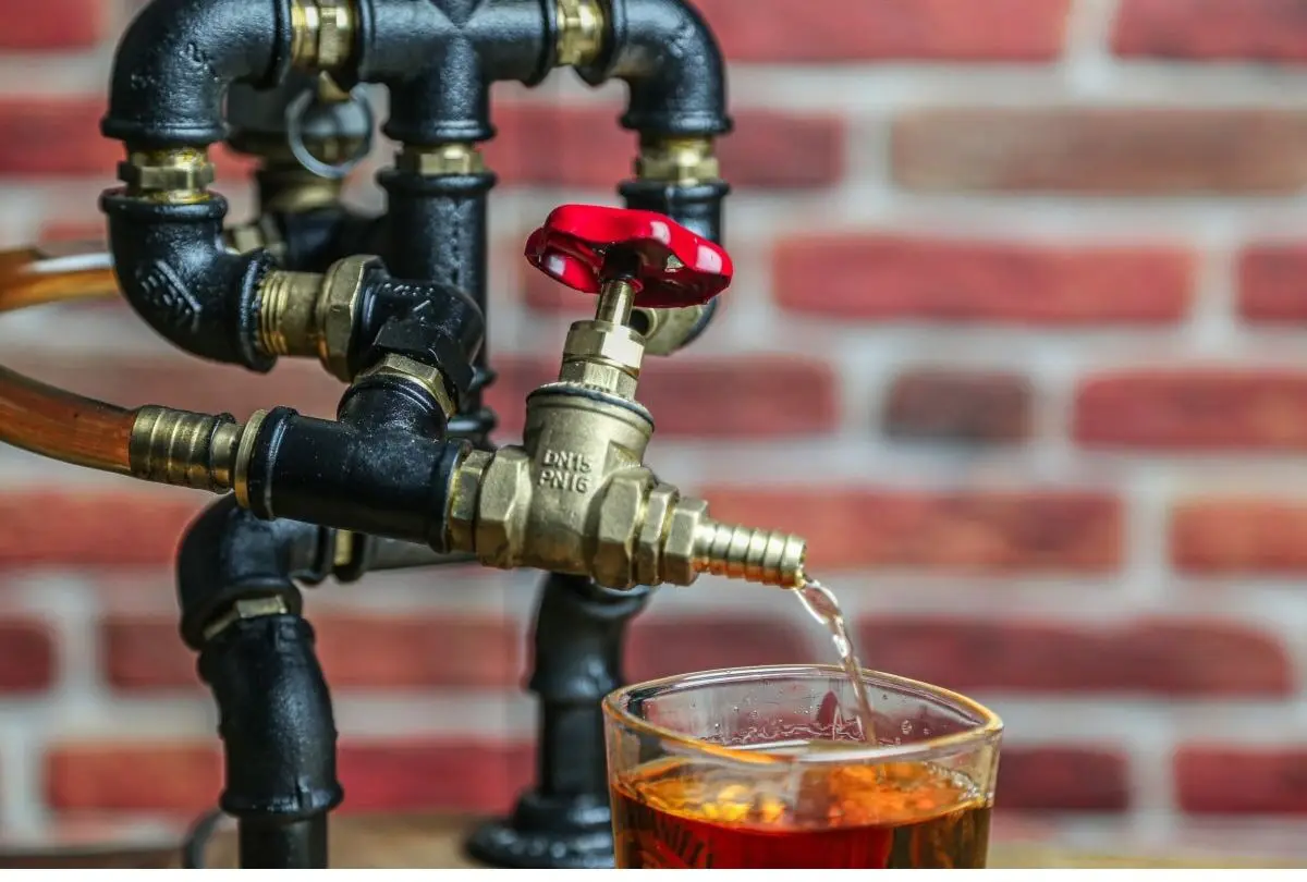 Fuente de whisky Raki con diseño de bombero