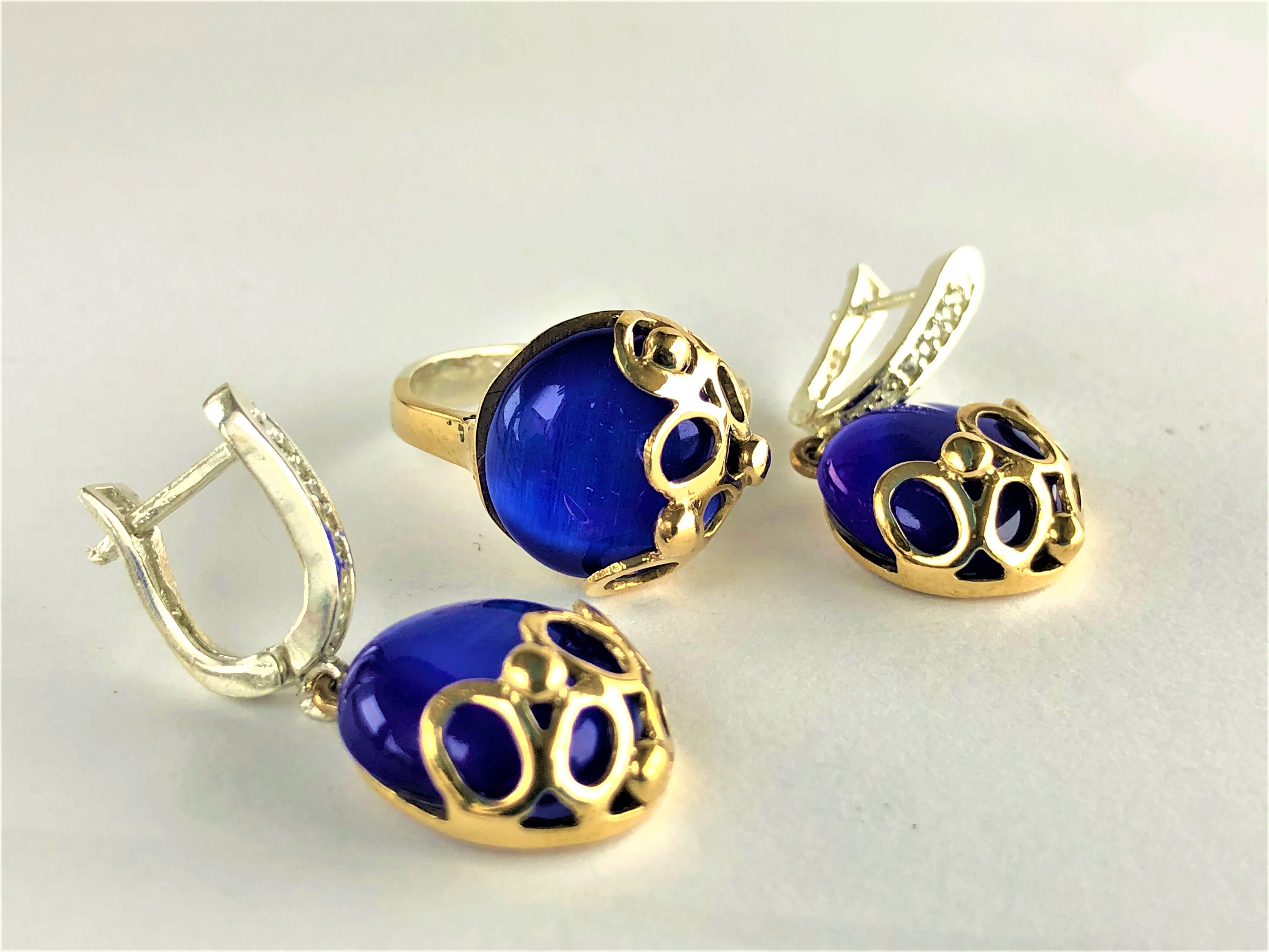 Elegant stralig silver 925 ring with big navy blue round stone and gold bezel round pattern