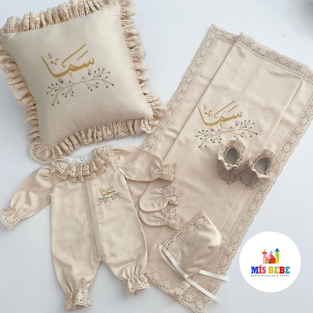 

Elegant Baby Gift Set with Personalized Embroidery - Newborn Essentials Bundle