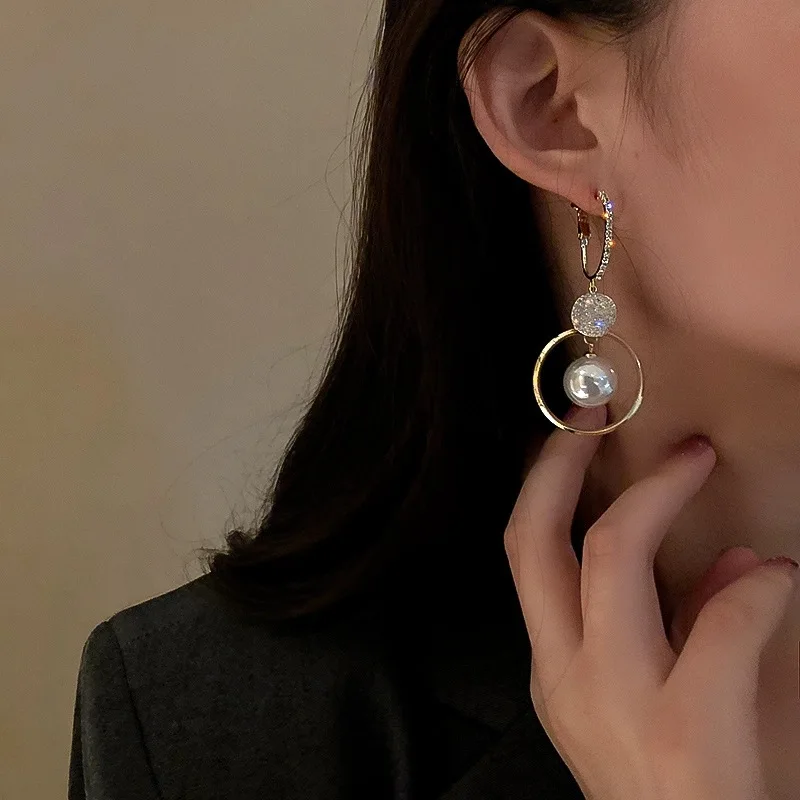 Neue klassische elegante Imitationsperlen-Ohrringe für Damen, Kristall-Langquasten-Ohrringe, exquisite Tropfenohrringe, Hochzeitsschmuck. – Detail 9