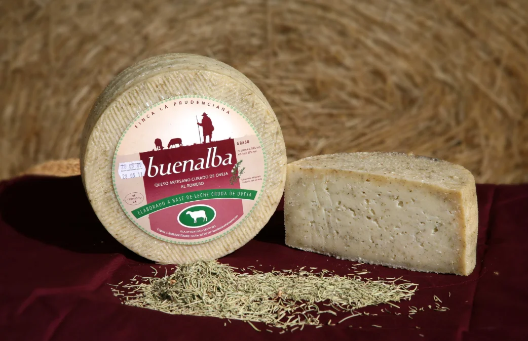 Formaggio artigianale dalle pecore al rosmarino all\'interno. Pecora alle erbe (3 KG)