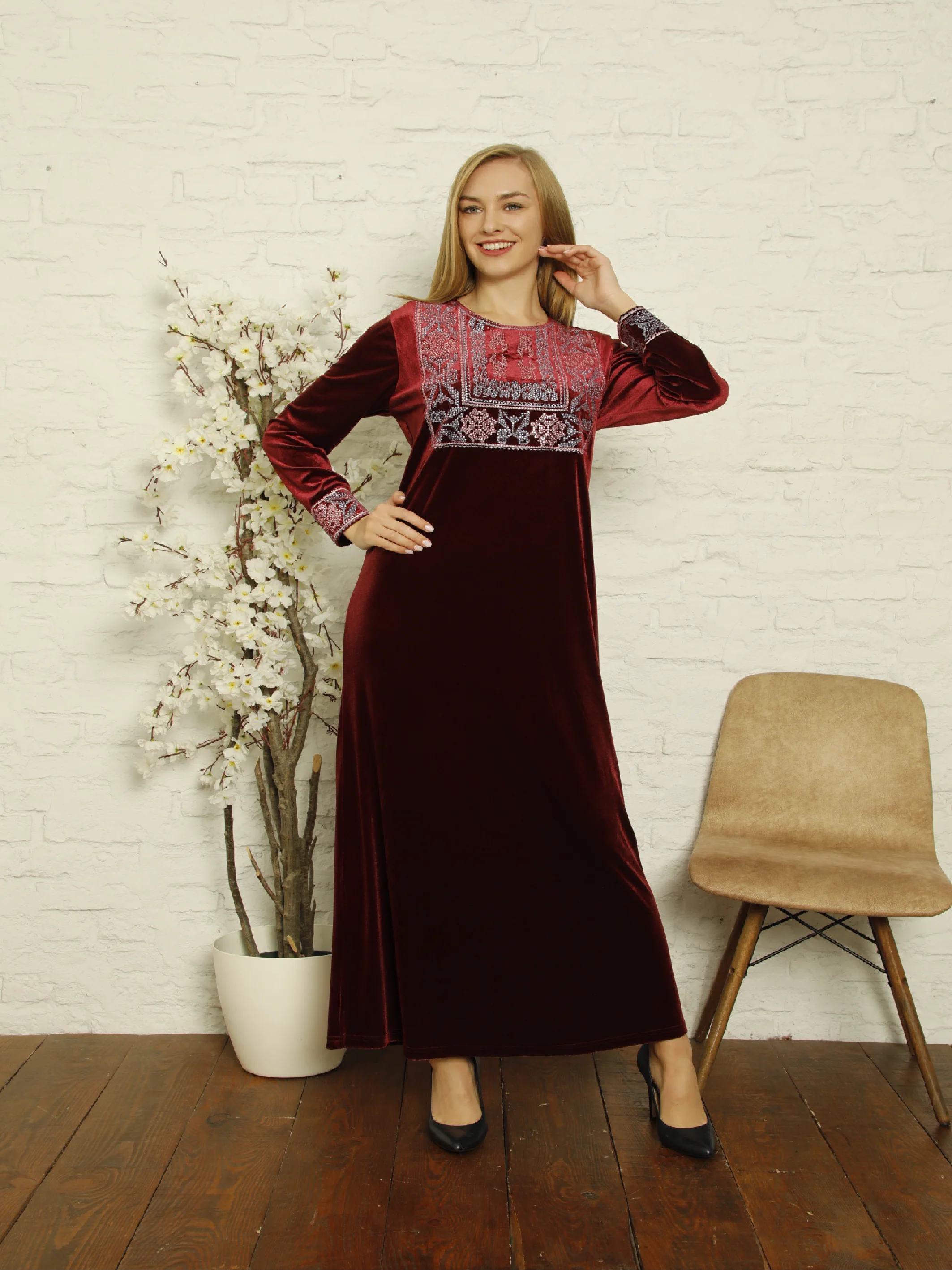 Laila 2021 New Season Winter Ethnic Pattern Embroidery And Stone Embroidered Long Maxi Velvet Abaya Dubai Turkey Muslim Fashion Hijab Dress Kaftan