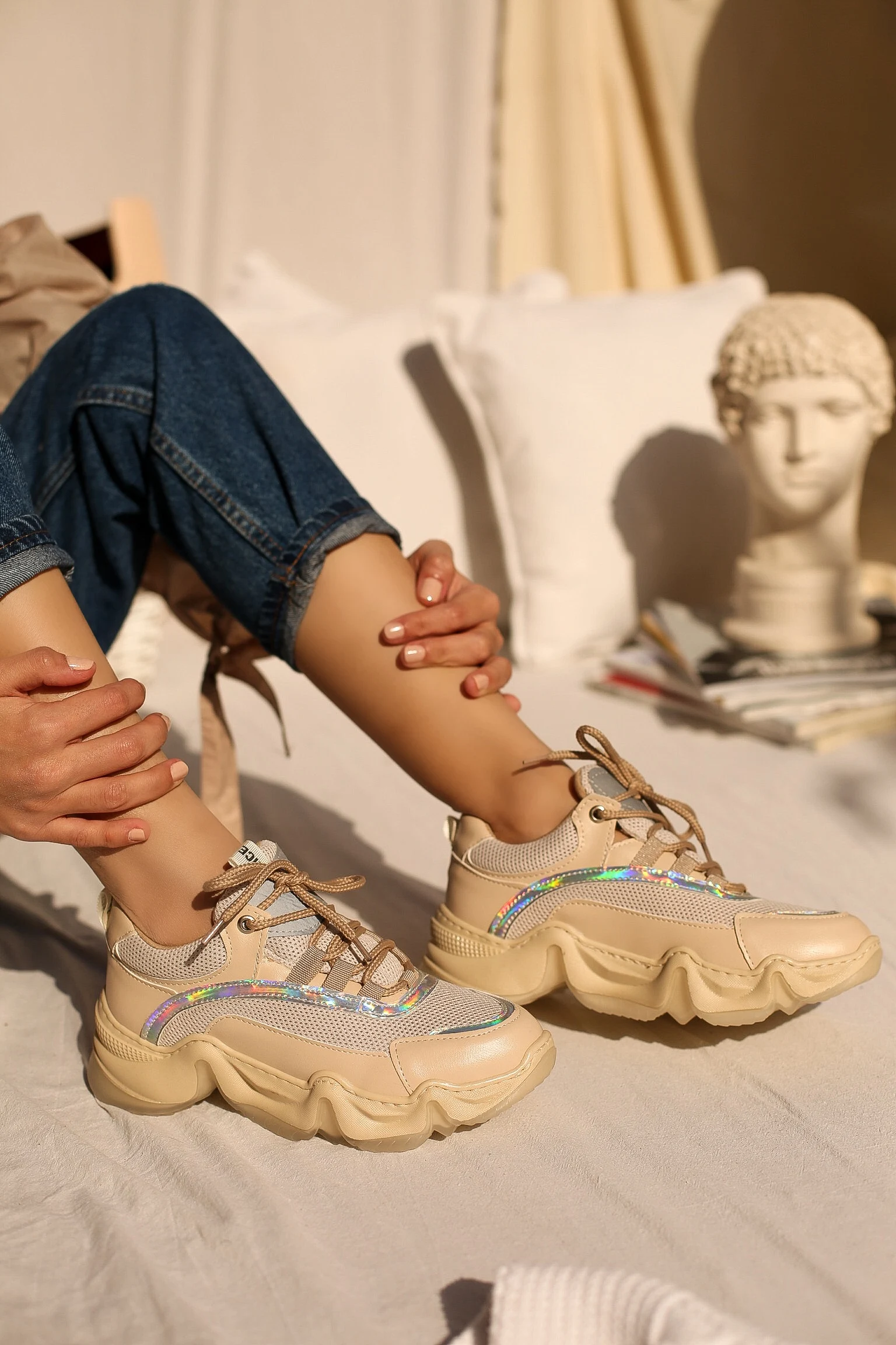 Рисунок 4 - Женские кроссовки на шнуровке