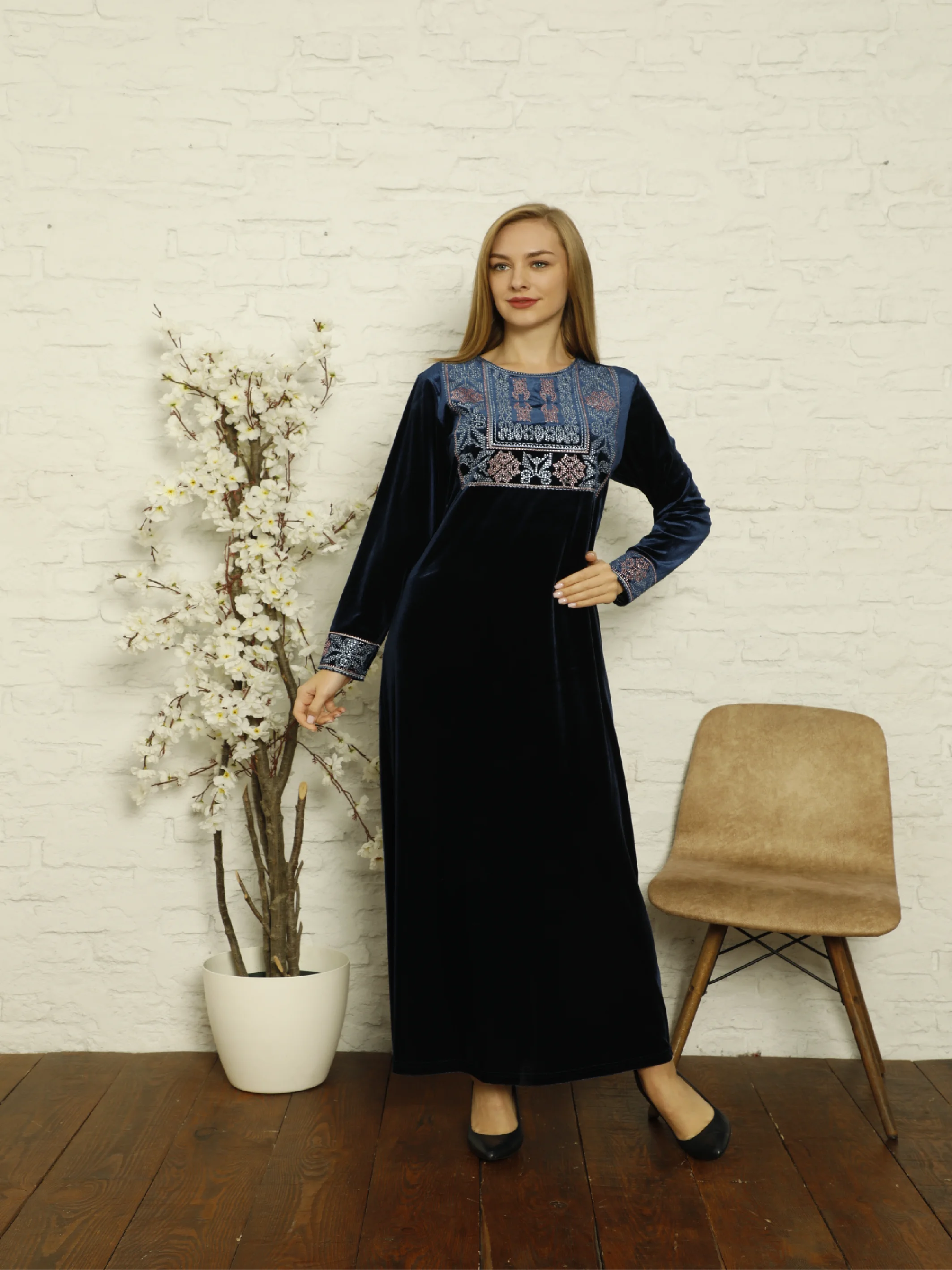 Laila 2021 New Season Winter Ethnic Pattern Embroidery And Stone Embroidered Long Maxi Velvet Abaya Dubai Turkey Muslim Fashion Hijab Dress Kaftan