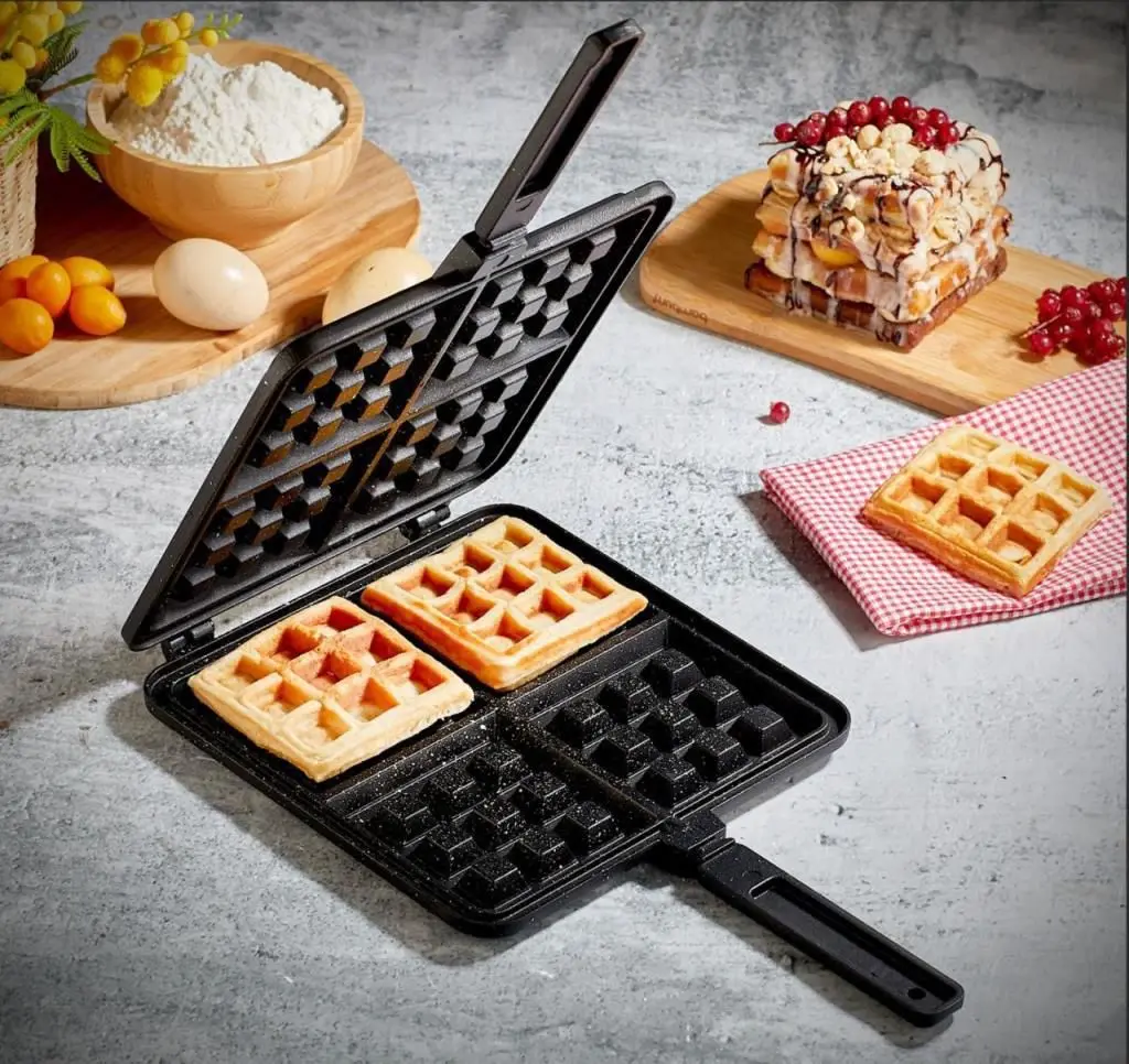 Waffel Pan CASTING WAFFLE PAN 4 SECTIONS FLAMMABLE NON-STICK INSIDE SURFACE IS EASY TO CLEAN, DISTRIBUTES HEAT EVENLY, SCRATCH-R