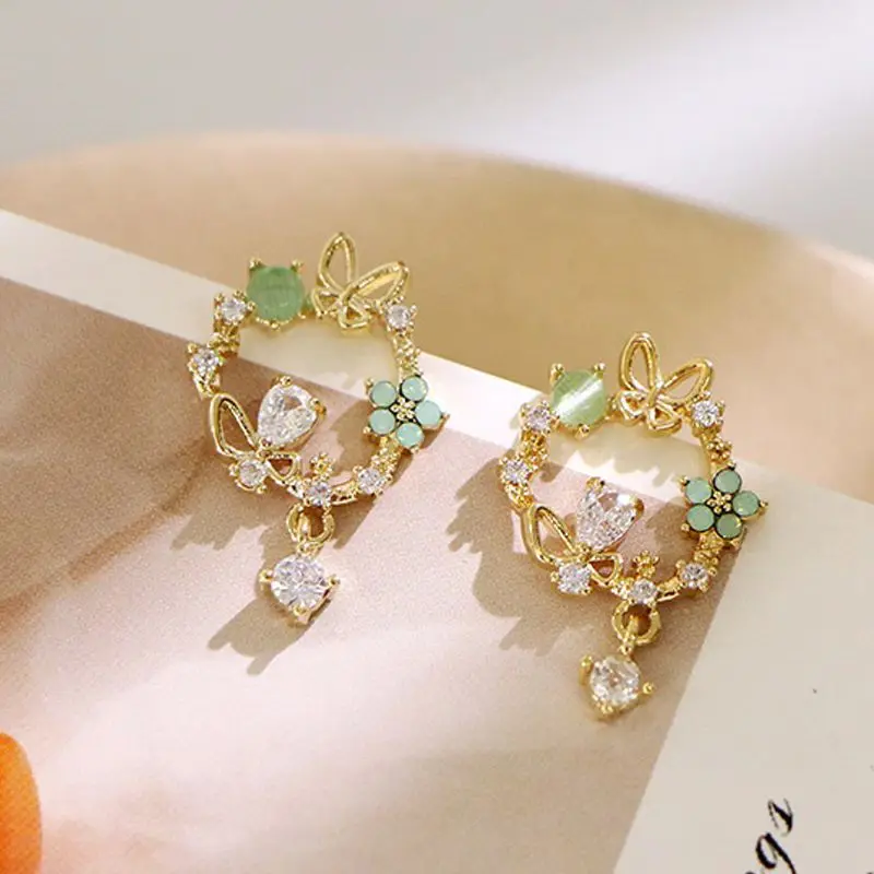Neue koreanische hohle Kranz-Blumen-Ohrringe für Frauen, Kristall-Zirkon, süße Bienen-Schmetterlings-Ohrstecker, Hochzeits-Party-Schmuck – Detail 3