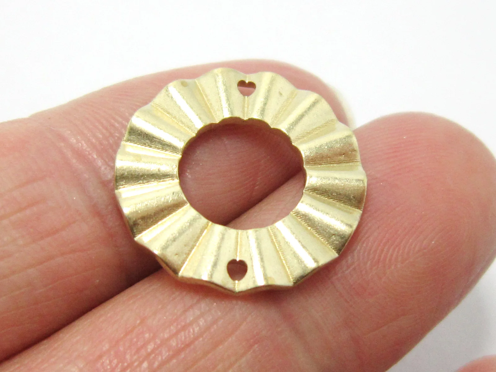 20pcs Brass round charm connector 18x1.8mm Raw brass earrings wavy round pendant -R1196