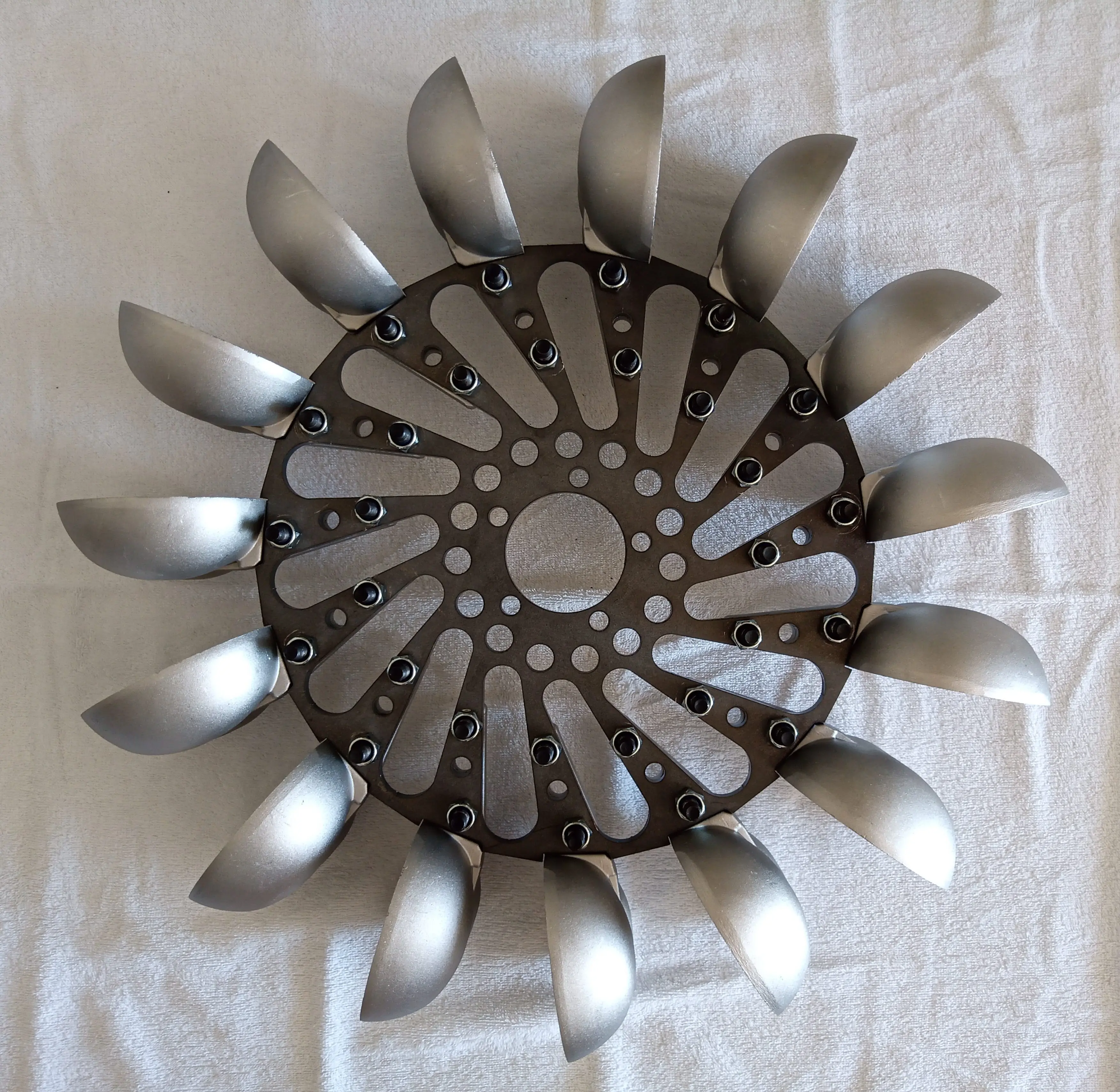 Pelton turbine wheel with 15 aluminum spoon, 580 mm 22.83 inch