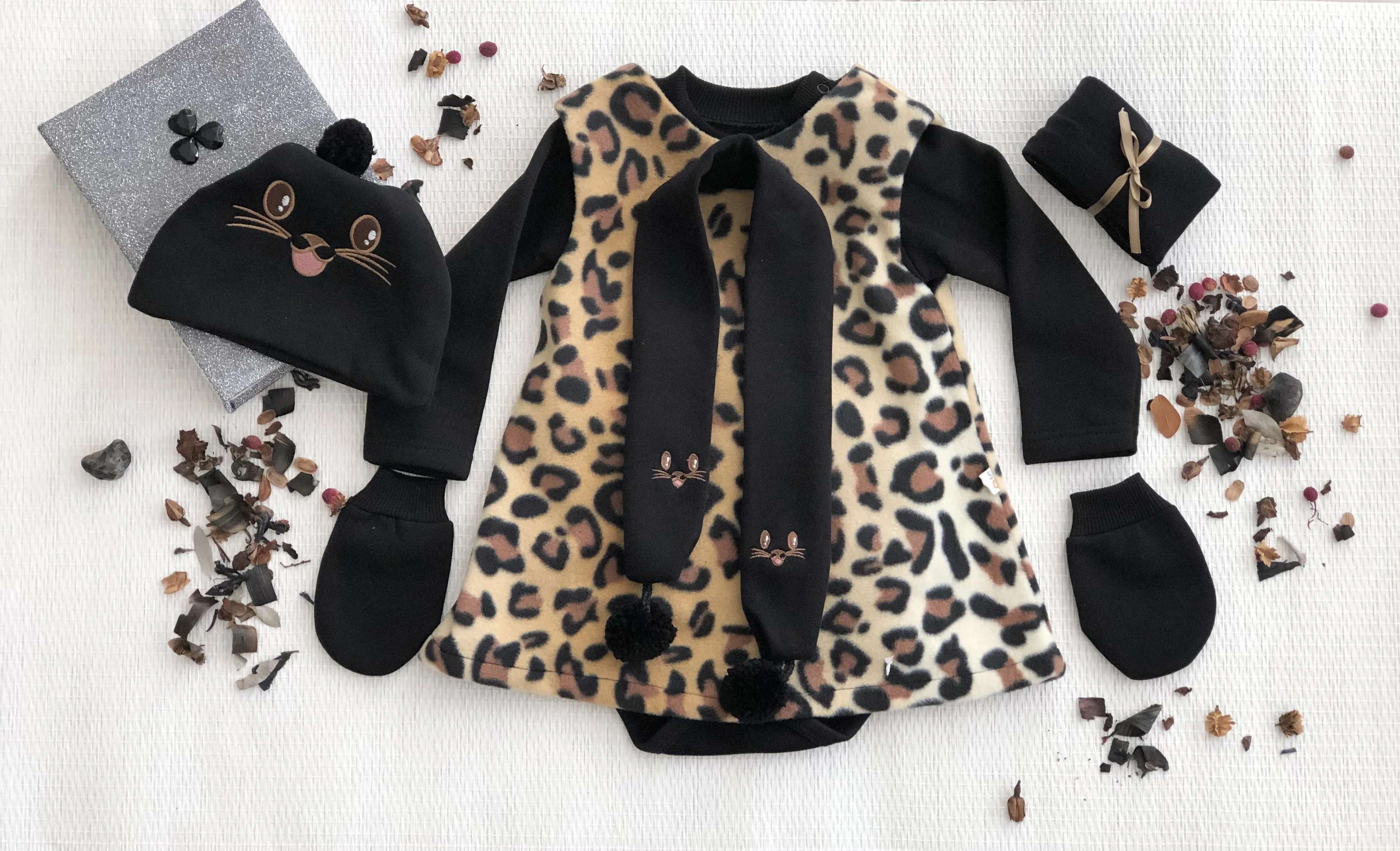 

2024 Winter Girl Dress Bodysuit Glove Hat Scarf Pantyhoes Cute Hot Sale 6 Pieces Leopard Pattern 0-18 Month For Christmas Gift