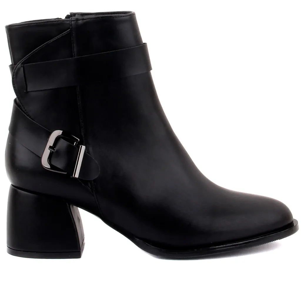 Botas femininas da cor preta sail-lakers