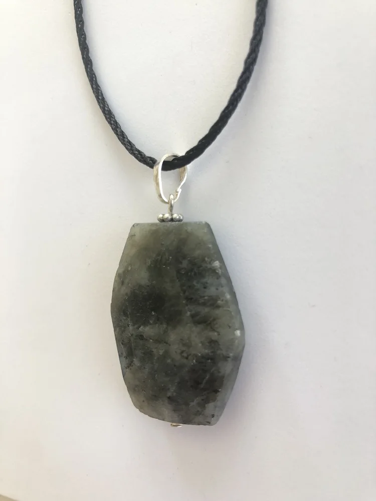 LABRADONITE STONE NECKLACE - AWAKENS HIDDEN TALENTS - ALLOWS YOU TO BE NOTICED