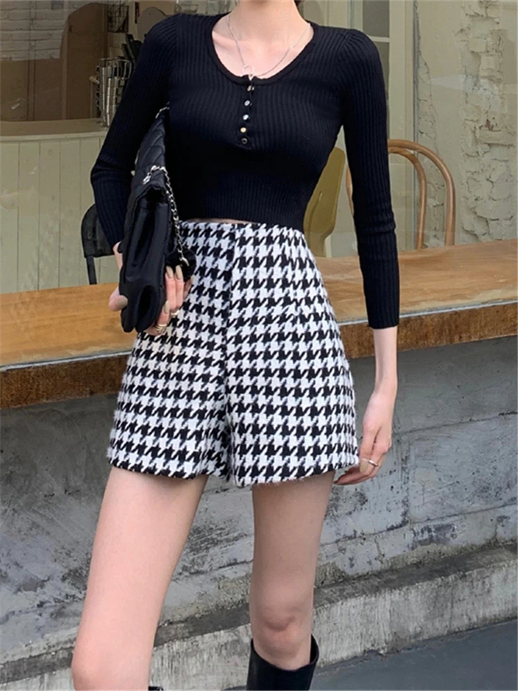 Colorfaith New 2022 Wide Leg High Waist Fashionable Woolen Tweed Checkered Lady Spring Winter Women Shorts Short Trousers P1257