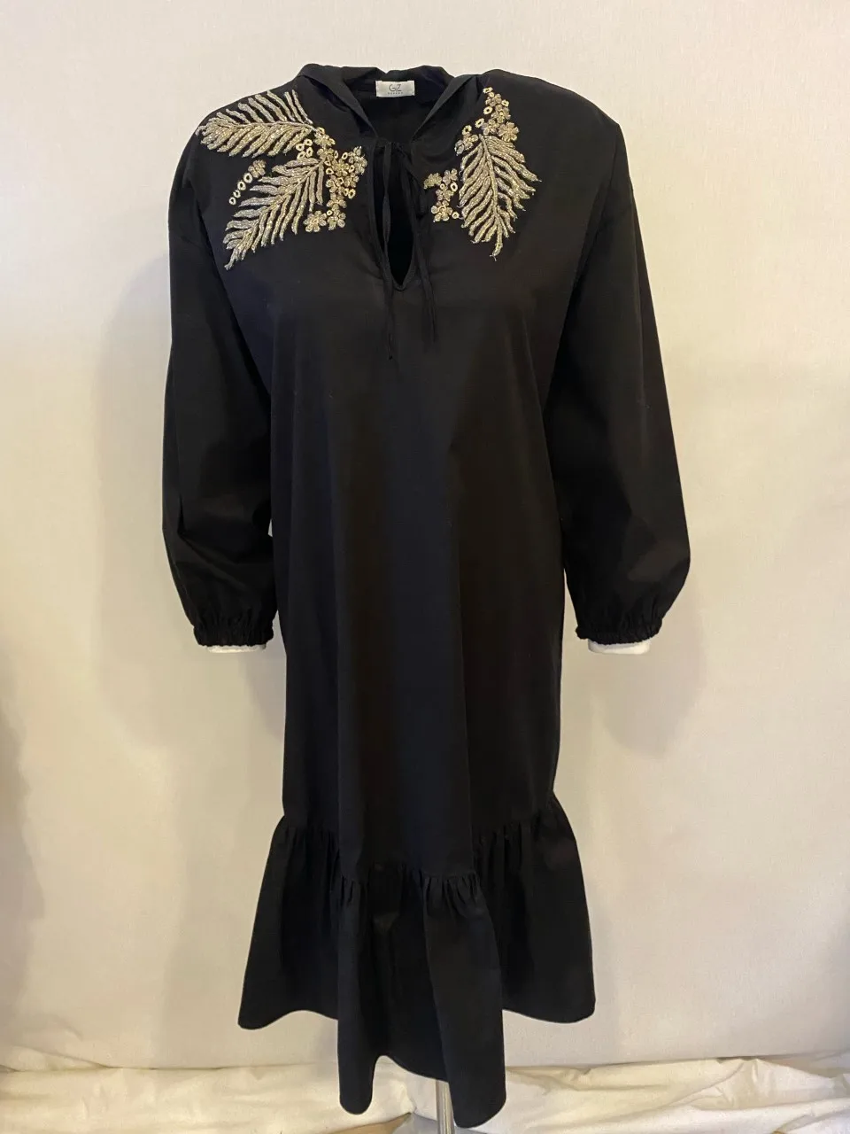 

Leaf Patterned Black Shirt Dress