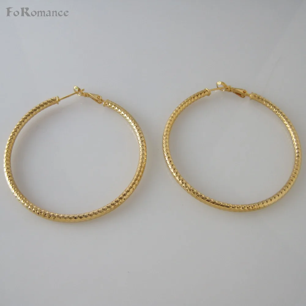 CUTE CARVED SPARKLING SPOTS YELLOW GOLD PLATED HOOP 2.2