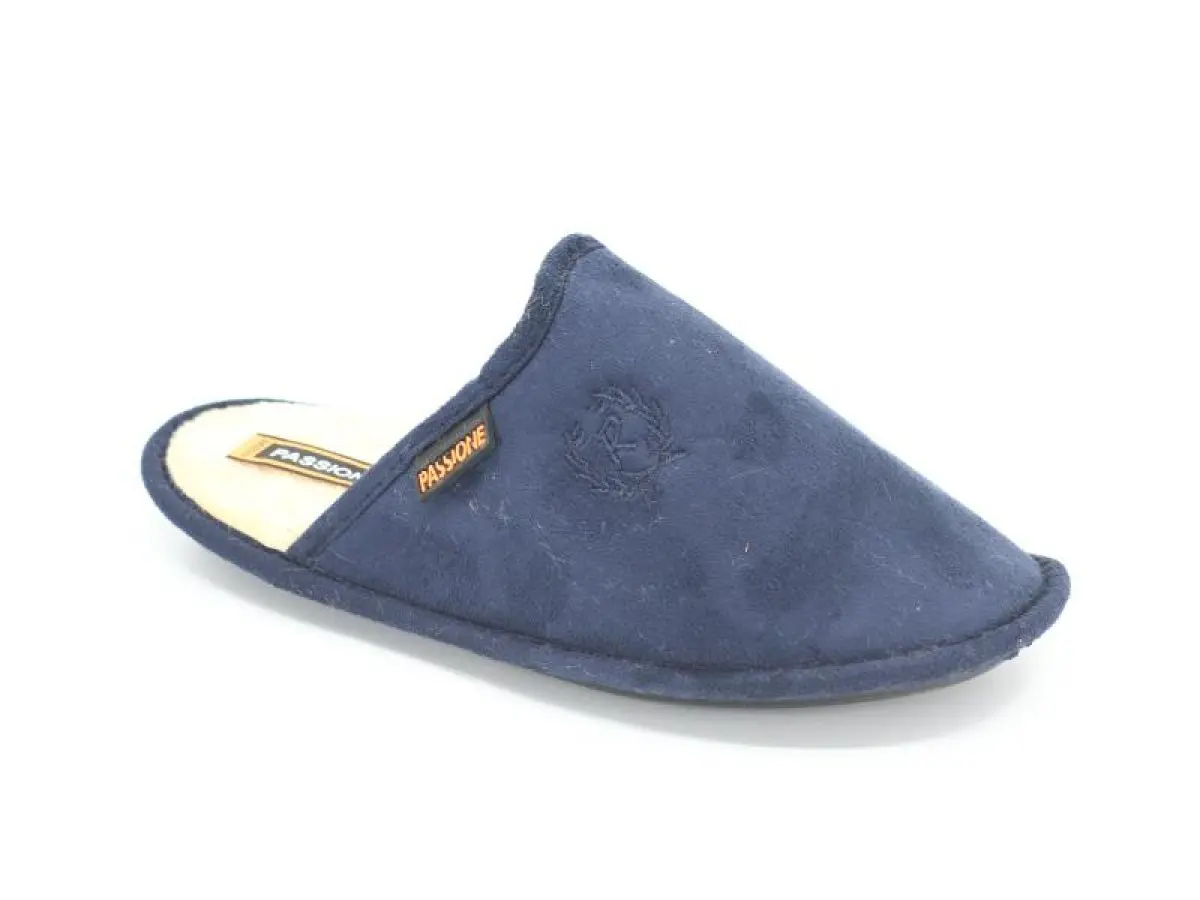 MEN'S M WINTER SLIPPERS ARE A COMBINATION OF DEC AND COMFORT ON COLD DAYS