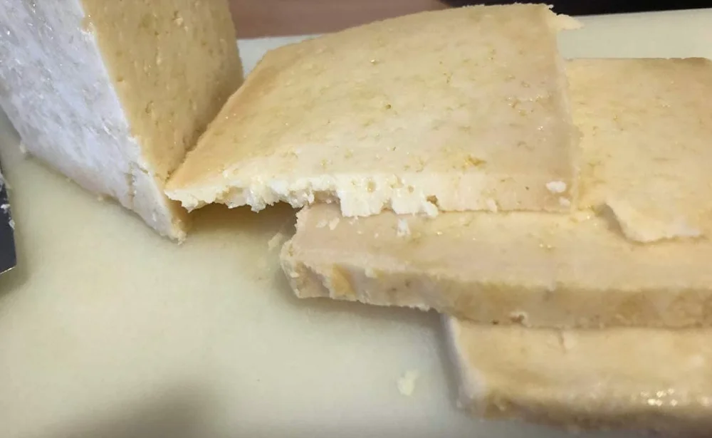 QUESO ROMERO (OCAÑA)  Madurado en aceite de oliva. Es un queso de sabor fuerte pero no es duro al tacto.