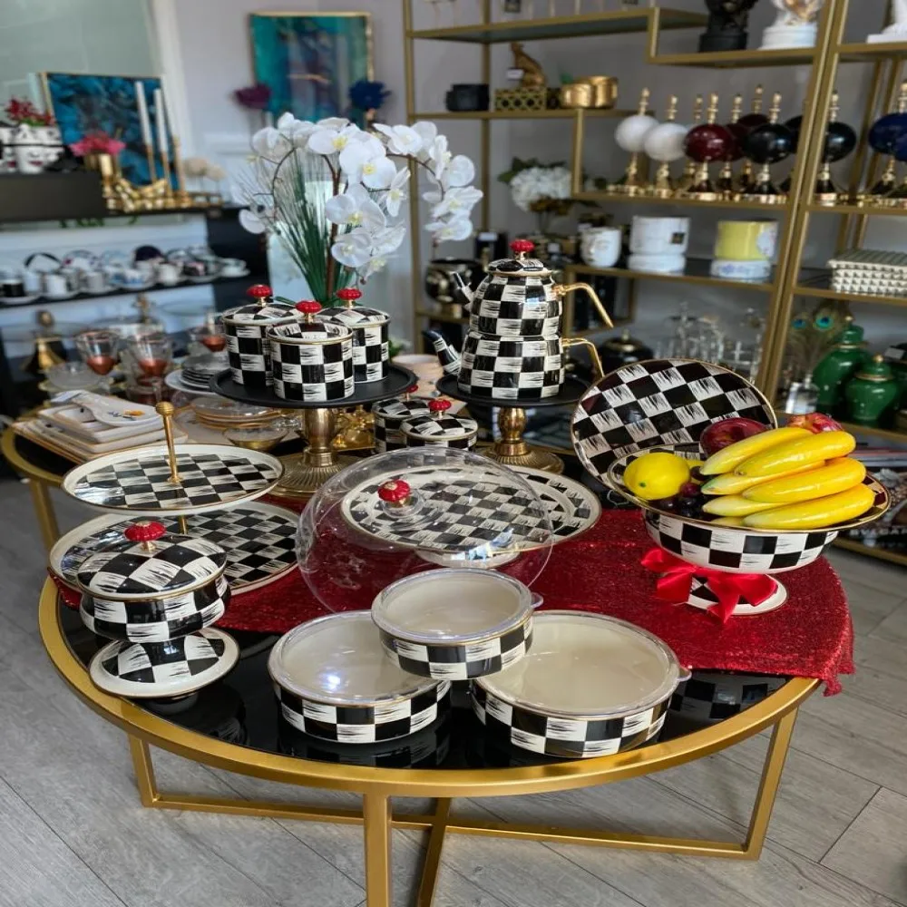 Crema y fruta con patas de esmalte a cuadros, producto de cocina moderno y de lujo, color negro