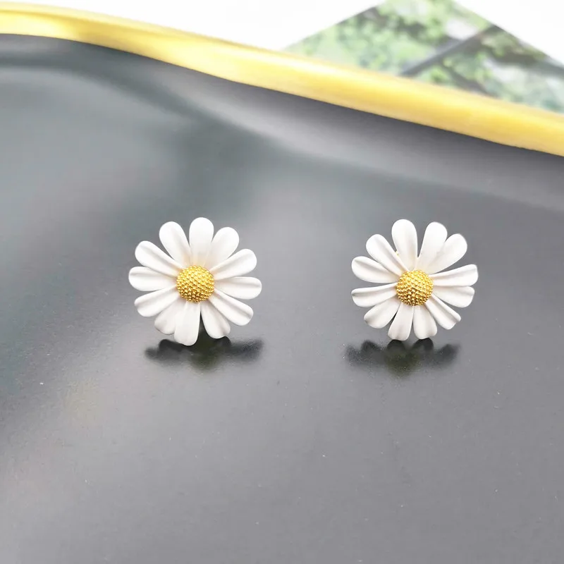 Pendientes de tuerca de Margarita blanca dulce para mujeres y niñas, moda coreana, pendientes asimétricos de flores, joyería de oreja de fiesta de