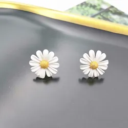 Boucles d'oreilles tendance en forme de marguerite blanche pour femmes et filles, boucles d'oreilles asymétriques à fleurs, bijoux d'oreille de fête de voyage