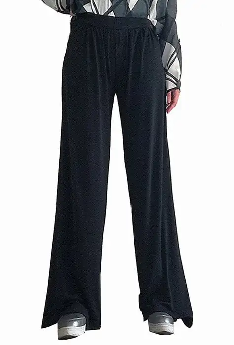 Black knit pants for young woman. Pantalon with elastic elastic waist, fits well, knitted good drop