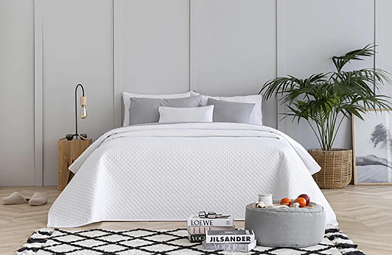 Fine Boutí bedspread with diamond design.