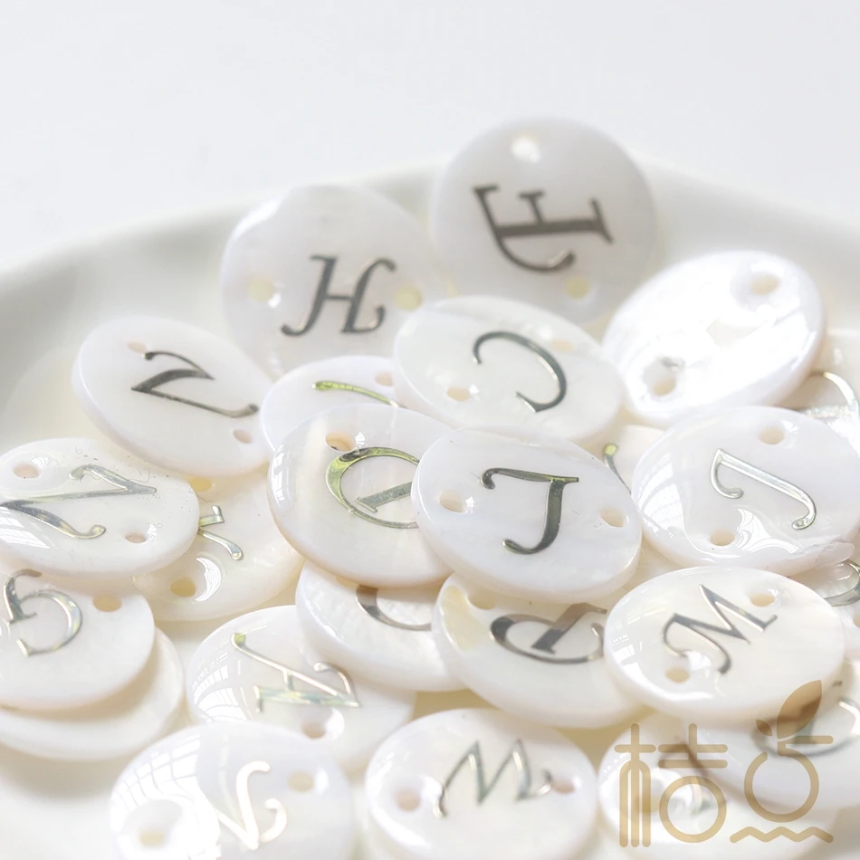 Natürliche Schale mit Alphabet-Verbindung mit 2 Löchern-Alphabet-Buchstaben-rund-silberne Farbe 15mm