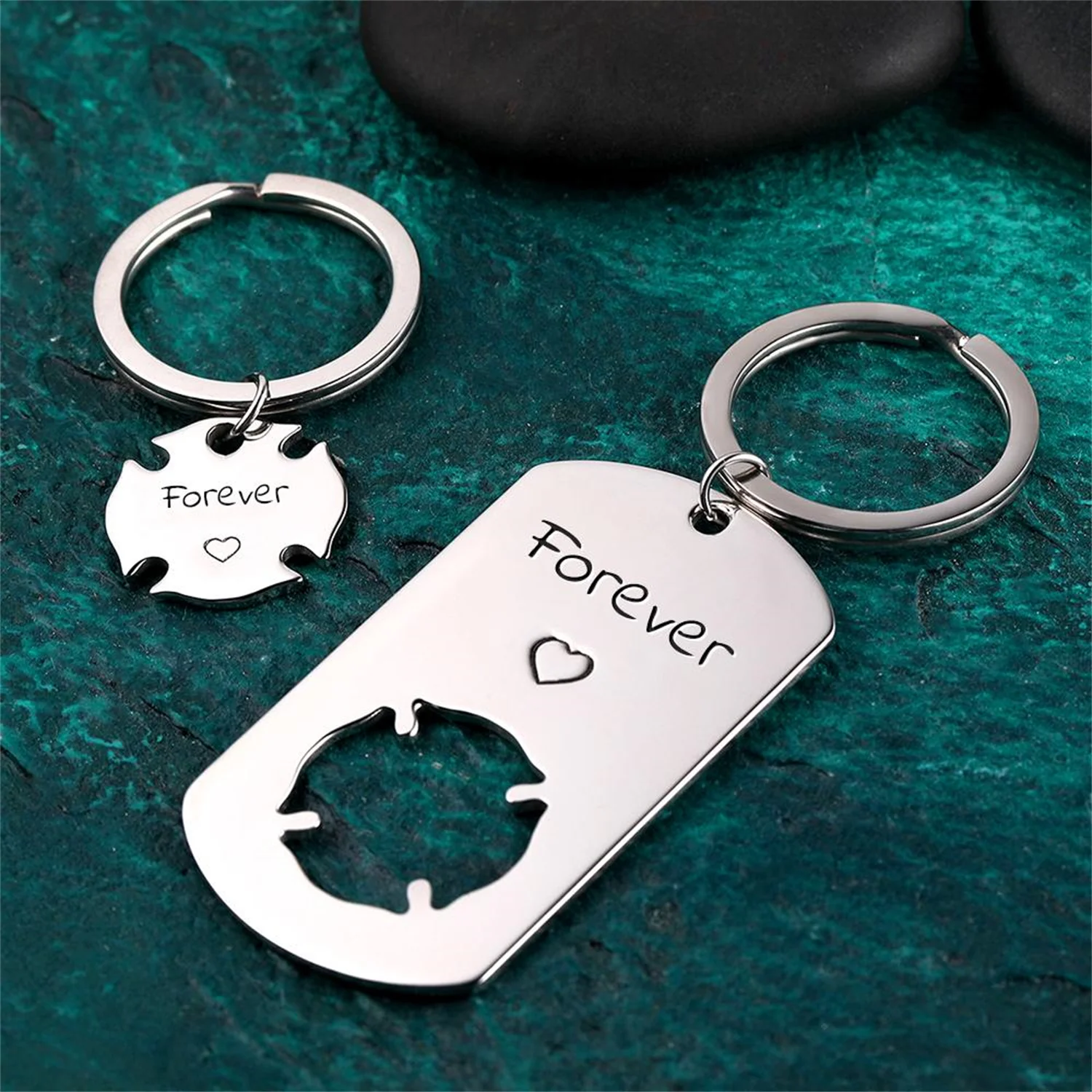 

Custom Engraved Couple Keychain Set Clover Dog Tag Stainless Steel Name Keyring Personalized Engraved Key Chains Women Men Gift