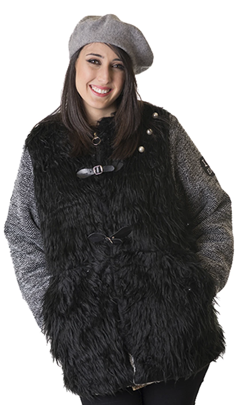 Women's long winter jacket. A garment lined inside of borreguito, weighs nothing and opens much, with pockets.