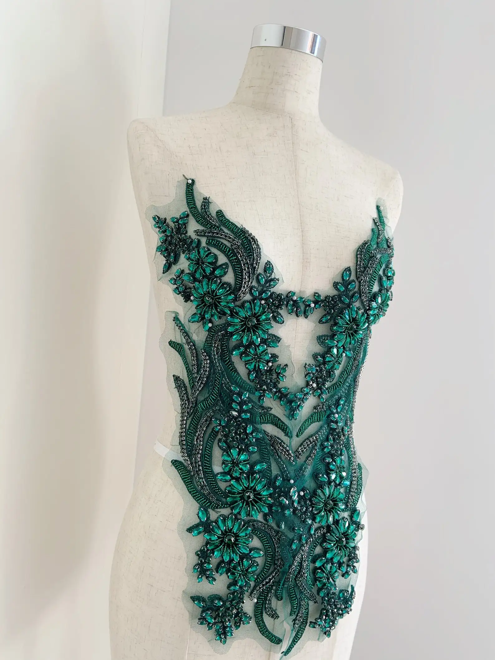 Srebrna francuska z koralikami aplikacja kryształowy stanik łatka ciężki koralik aplikacja dla Couture WK201212